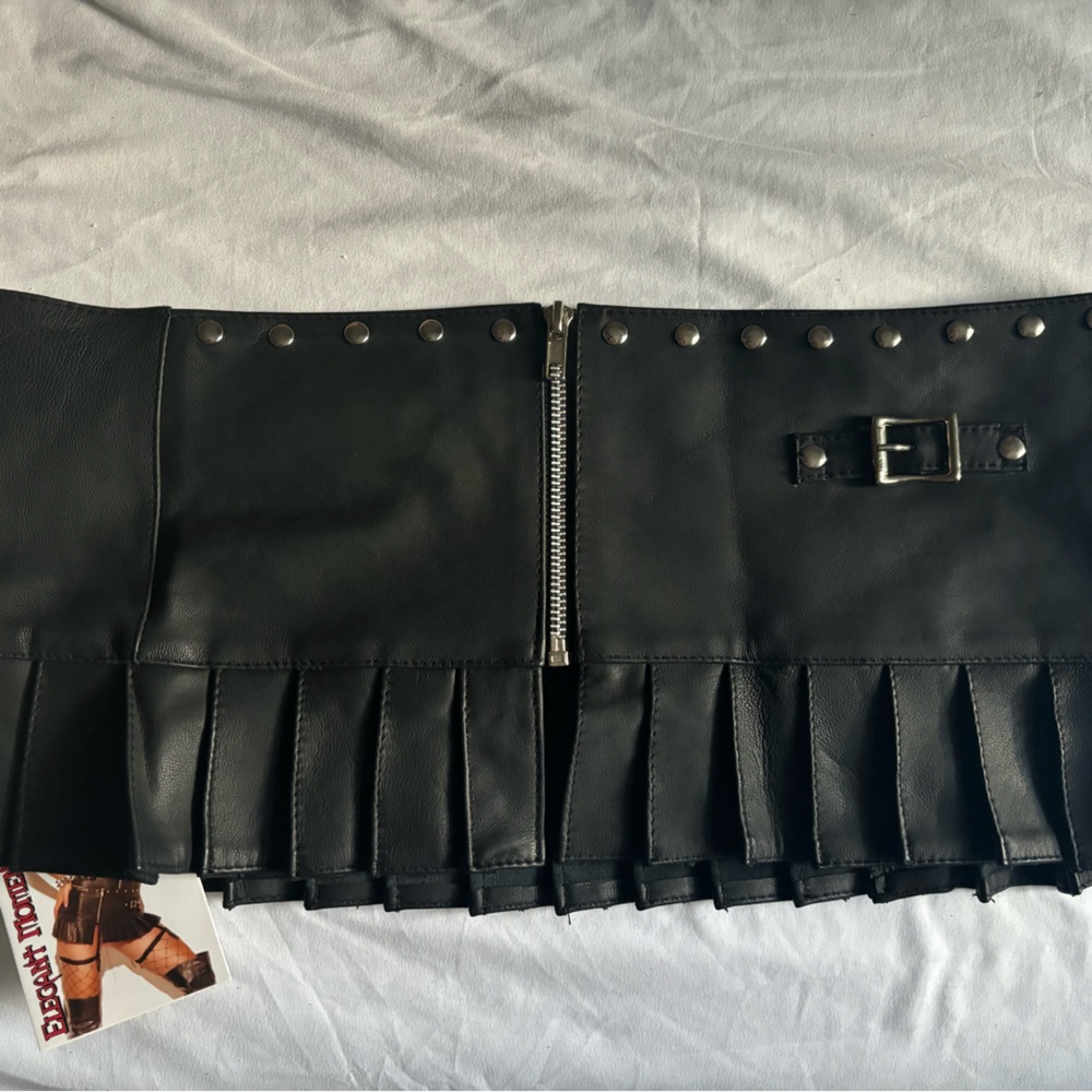Elegant Moments mini pleated leather skirt